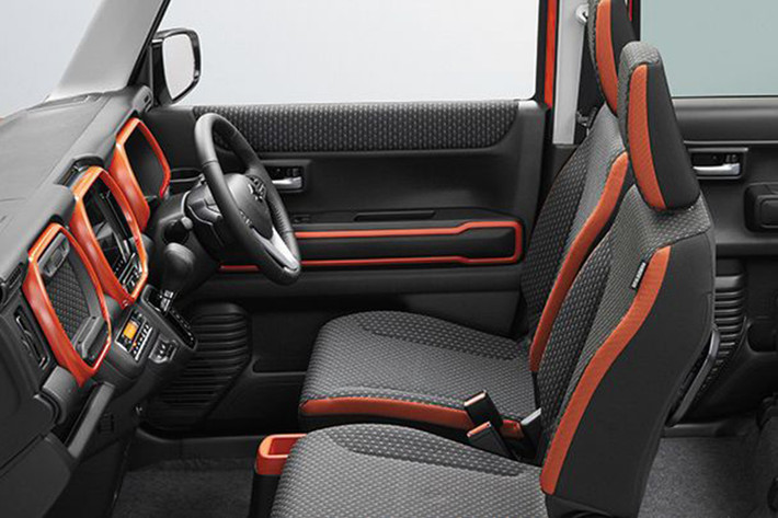 Phong cách hầm hố tiếp tục được Suzuki Hustler Tough Wild thể hiện ở thiết kế không gian nội thất. Do là xe giá rẻ nên mẫu kei car này chỉ có các trang bị cơ bản bao gồm đồng hồ lái dạng analog, màn hình giải trí cảm ứng và cửa gió điều hòa.