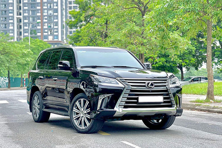 Theo đánh giá từ người dùng thực tế và giới mua bán xe cũ, Lexus LX 570 2017 đã qua sử dụng hiện vẫn là một mẫu SUV tốt, mang tới cảm giác lái êm ái, đẳng cấp và khả năng off-road vượt trội. Dù đã có tới 6 năm lăn bánh nhưng LX 570 ở thời điểm hiện tại vẫn là lựa chọn chỉ dành cho các đại gia khi có giá bán bằng cả căn chung cư cao cấp.