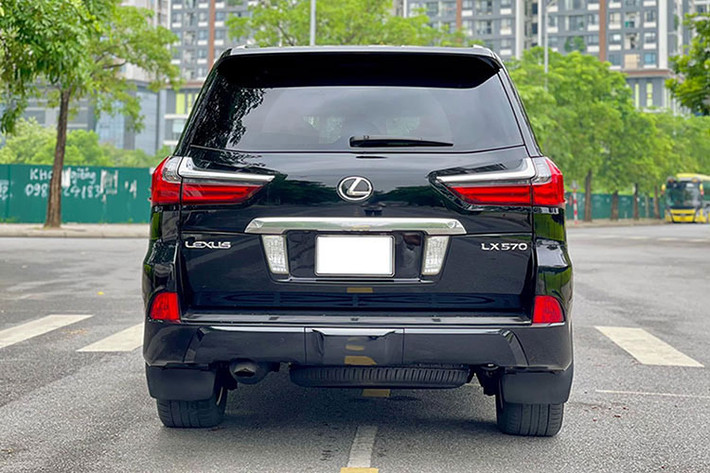 Như vậy, sau khoảng 6 năm lăn bánh với ODO đã chạm ngưỡng 8 vạn km, chủ nhân của "chuyên cơ mặt đất" LX 570 2017 chỉ "lỗ" hơn 2 tỷ đồng. Từ những hình ảnh đăng tải trên hệ thống tin rao bán xe cũ có thể thấy, Lexus LX 570 cũ đời 2017 vẫn giữ được vẻ ngoài khá mới với những đường nét thiết kế mạnh mẽ, đầy uy lực, đúng chất SUV đầu bảng.
