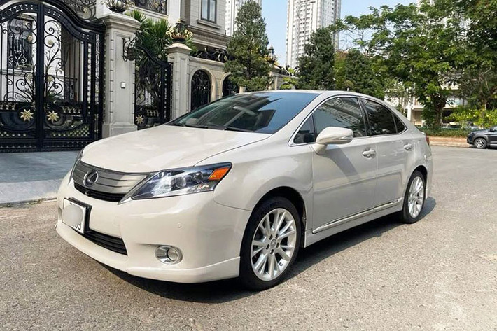 Mẫu sedan hạng sang Lexus HS 250h bản hybrid hạng sang không chỉ hiếm mà còn gắn liền với câu chuyện "thất bại" tại thị trường Mỹ – điều này càng khiến những chiếc còn sót lại trở nên đặc biệt trên thị trường.