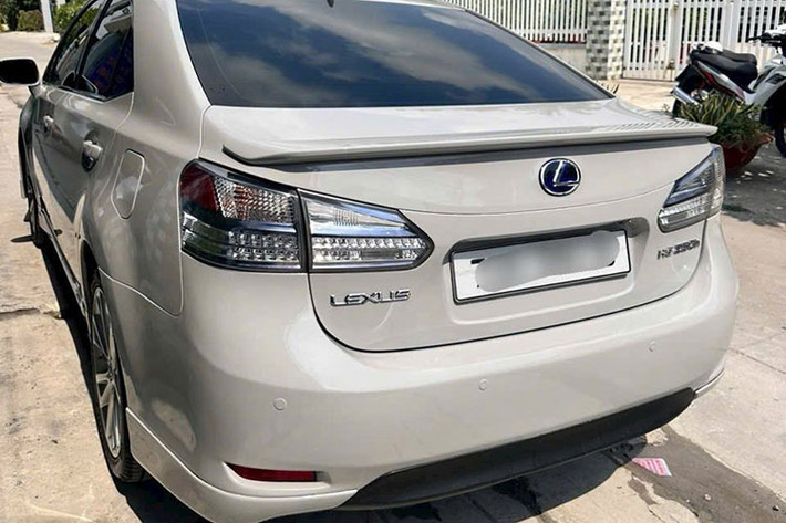 Chiếc Lexus HS 250h 2010 đang được rao bán này theo công bố đã vận hành khoảng 75.000 km. Ngoại thất xe vẫn giữ được độ bóng sáng, cụm đèn trước sau không có dấu hiệu mờ đục – cho thấy xe đã được chăm sóc kỹ lưỡng, thậm chí có thể đã "spa" trước khi rao bán.