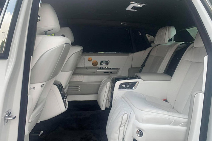 Dù tạo ra nhiều phiên bản giới hạn nhưng triết lý của Rolls-Royce là không can thiệp động cơ, vì thế Rolls-Royce Phantom Tranquillity vẫn sử dụng khối động cơ V12, tăng áp kép, dung tích 6,75 lít, tạo ra công suất tối đa 563 mã lực, mạnh hơn 110 mã lực so với thế hệ thứ 7 và mô-men xoắn cực đại đạt 900 Nm, tăng 180 Nm so với trước.