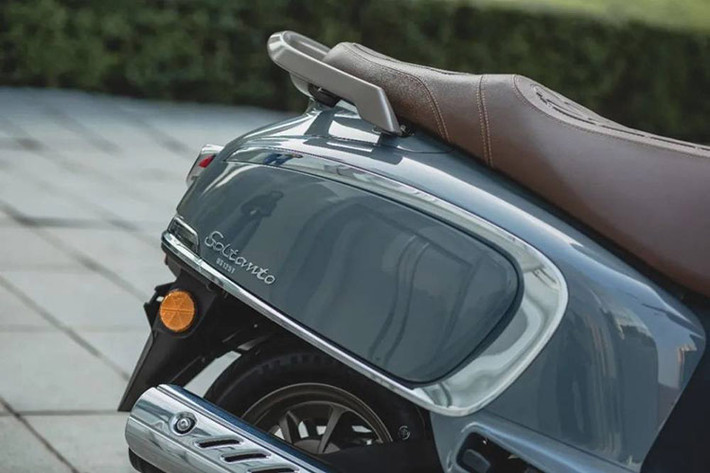 Tuy nhiên, xe vẫn sử dụng cụm chìa khóa cơ thay vì smartkey như những mẫu tay ga mới ra mắt khác. Bù lại xe có hốc chứa đồ phía trước kèm cổng sạc USB và nắp đóng, cùng với cốp chứa đồ khá rộng rãi dưới yên xe.