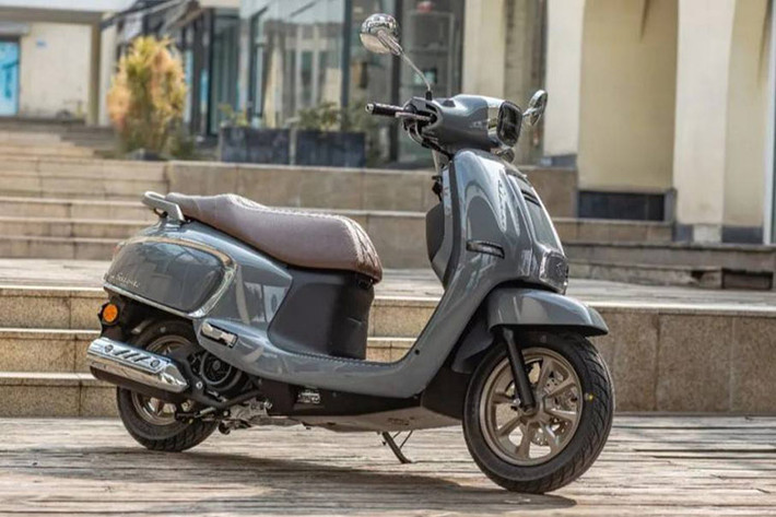 Thương hiệu Jinan Qingqi Suzuki tại Trung Quốc vừa cho ra mắt mẫu xe tay ga mang tên Suzuki US125T 2024 mới. Về ngoại hình, xe nổi bật với phong cách retro hoài cổ kết hợp cùng công nghệ hiện đại khá giống với những chiếc Piaggio Vespa.