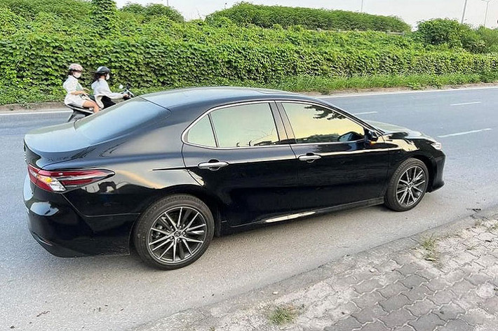 Ngoài chiếc Toyota Camry 2.5Q biển ngũ quý 8, trước đó từng có trường hợp một chiếc xe Kia Cerato có giá chỉ 675 triệu đồng nhưng khi chủ nhân may mắn bấm được biển số 51G-888.88 cho xe đã mạnh dạn rao bán 3 tỷ đồng, tức gấp hơn 4 lần giá trị của xe sau khi đã tính các loại chi phí để lăn bánh. Dù vậy, nhiều người cho rằng con số trên khá ảo và giao dịch khớp lệnh nhanh nhất có thể chỉ hơn 1,8 tỷ đồng là hợp lý.