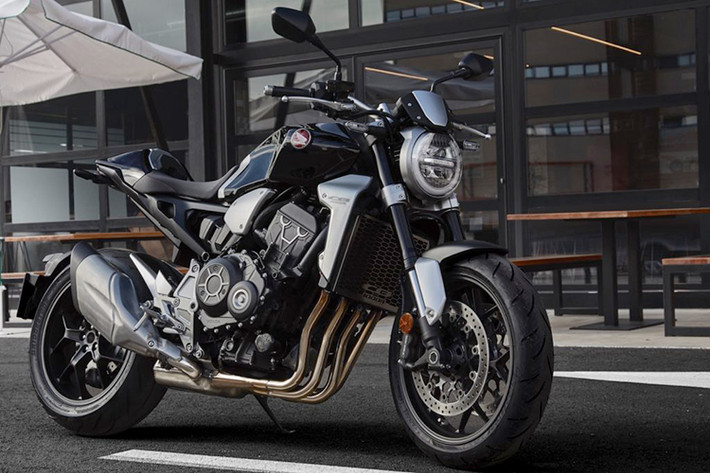 Hệ thống ống xả của Honda CB1000R 2020 nâng cấp với thiết kế gọn nhẹ, giúp làm giảm tối thiểu hiện tượng thay đổi trọng tâm, cùng với đó là cấu trúc 4-2-1, mang lại âm thanh trầm ấm và đầy uy lực.