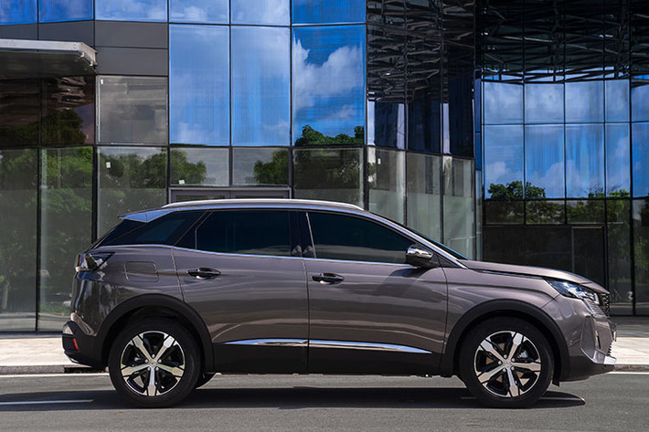 Về ngoại hình, mẫu xe crossover Peugeot 3008 2021 gây ấn tượng mạnh với người dùng nhờ hệ thống lưới tản nhiệt tạo hình 3D tràn viền thể hiện phong cách mới như xe sang. Trong khi đó, đèn chiếu sáng trước của bản AT sẽ sử dụng công nghệ LED, riêng bản AL được bổ sung thêm bóng Projector LED mang đến khả năng chiếu sáng tốt hơn cho 3008.