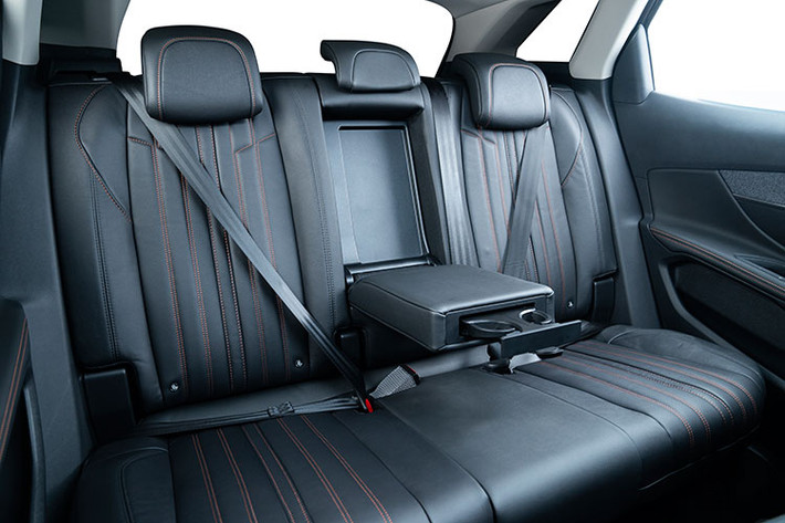 Động cơ Peugeot 3008 2021 không thay đổi, vẫn là loại 1.6L tăng áp cho công suất 165 mã lực và mô-men xoắn 245 Nm, kết hợp hộp số tự động 6 cấp và hệ dẫn động cầu trước. Peugeot 3008 mới được trang bị 5 chế độ lái.