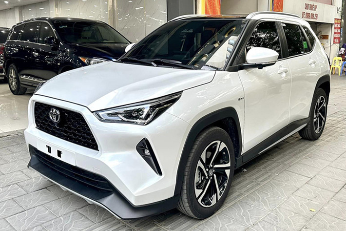 Toyota Yaris Cross: 1.092 xe Nói đến mẫu xe tăng trưởng ấn tượng nhất thị trường Việt Nam trong tháng vừa qua, không thể không nhắc tới Toyota Yaris Cross. Trong tháng 11/2023, mẫu xe này đã bán ra 1.092 chiếc, tăng trưởng đến 364,6% so với tháng liền trước. Thành công rực rỡ này giúp tân binh nhà Toyota vươn lên vị trí thứ 2 trong phân khúc và vượt qua cả Kia Seltos.