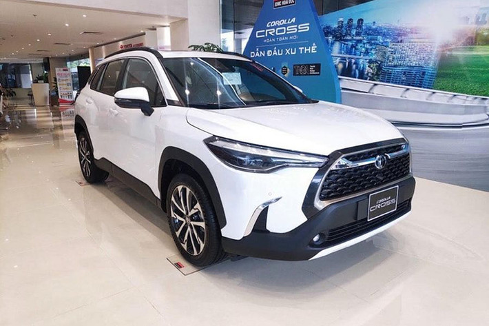 Toyota Corolla Cross: 355 xe Trong giai đoạn đầu năm 2023, Toyota Corolla Cross thường xuyên bán chạy nhất phân khúc SUV cỡ B. Tuy nhiên, trong vài tháng trở lại đây, mẫu xe này liên tục đánh mất vị thế số 1 phân khúc vào tay các đối thủ Hàn Quốc. Thậm chí, Toyota Corolla Cross còn có doanh số thấp hơn cả Honda HR-V với 355 xe bán ra.