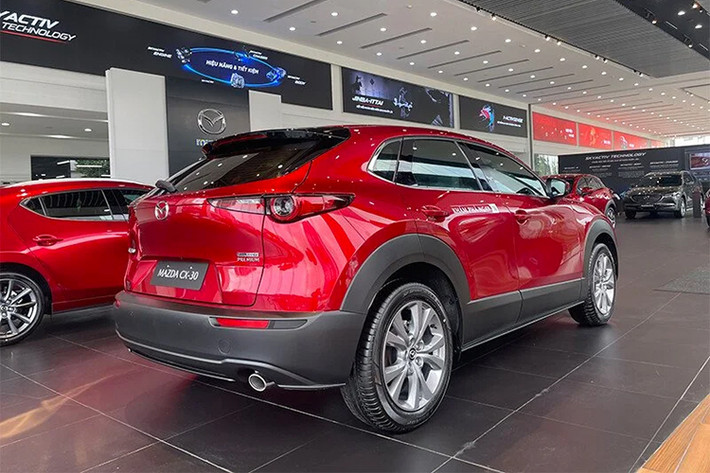 Cách đây không lâu, Mazda CX-30 đã được điều chỉnh giá bán lên mức dao động từ 689 - 729 triệu đồng. So với giá bán trước đó, xe đắt hơn 25 triệu đồng trong khi thiết kế và trang bị không đổi.