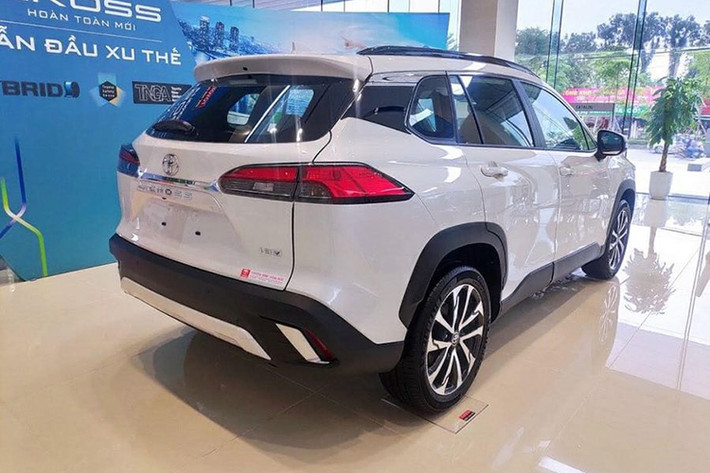 So với tháng liền trước, mẫu xe này vẫn tăng trưởng 11,9%. Cộng dồn từ đầu năm đến nay, Toyota Corolla Cross đạt doanh số 10.062 xe, đứng đầu toàn phân khúc. Cũng như Honda HR-V và người anh em Toyota Yaris Cross, Toyota Corolla Cross không có lợi thế về mặt giá bán khi dao động từ 760 - 955 triệu đồng.