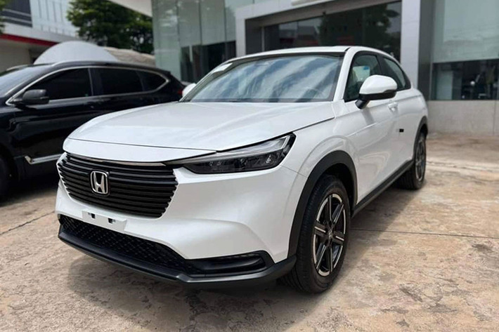 Honda HR-V: 443 xe Trái ngược với 2 đối thủ Hàn Quốc, Honda HR-V lại tăng trưởng dương trong tháng 11/2023 vừa qua. Cụ thể, doanh số của mẫu xe Nhật Bản này đạt 443, tăng 21,3%. Tuy nhiên, mức tăng trưởng này vẫn không đủ để mẫu xe nhà Honda cải thiện thứ hạng trong phân khúc.