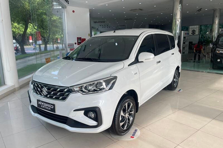 Suzuki Hybrid Ertiga: 130 triệu đồng Trong tháng cuối năm, Suzuki Ertiga Hybrid được hãng hỗ trợ 100% lệ phí trước bạ, 0% lãi suất trong 12 tháng, 1 năm bảo hiểm vật chất, phiếu nhiên liệu 13 triệu đồng. Cộng thêm ưu đãi từ đại lý, giá lăn bánh Ertiga Hybrid giảm nhiều nhất tới 130 triệu đồng. Suzuki Ertiga Hybrid hiện đang có giá niêm yết từ 539 - 678 triệu đồng.
