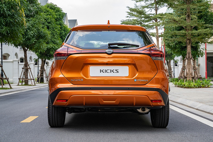 Nissan Kicks e-power được trang bị động cơ hybrid e-power với sự kết hợp giữ cỗ máy xăng HR12, 3 xy-lanh 1.2L, cho công suất 79 mã lực và mô-men xoắn 103 Nm cùng mô-tơ điện EM57, sản sinh công suất 129 mã lực và mô-men xoắn 260 Nm. Bộ pin 1,57 kWh đặt ở dưới hàng ghế trước. Khả năng tiêu thụ nhiên liệu của Nissan Kicks e-power ở mức vô cùng lý tưởng, chỉ hết 2,2 lít/100km khi di chuyển trong đô thị.