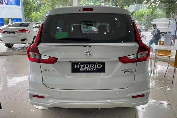 Sau ưu đãi, giá khởi điểm của mẫu MPV Hybrid này chỉ khoảng 454 triệu đồng, con số vô cùng cạnh tranh. Hệ truyền động Smart Hybrid trên Suzuki Ertiga Hybrid là sự kết hợp giữa động cơ xăng 4 xi-lanh 1.5L nạp khí tự nhiên và pin li-ion, mô-tơ điện trợ lực kiêm bộ đề/máy phát. Khối động cơ "lai" này sản sinh công suất 105 mã lực và mô-men xoắn 138Nm, kết hợp với hộp số tự động 4 cấp hoặc số sàn 5 cấp.