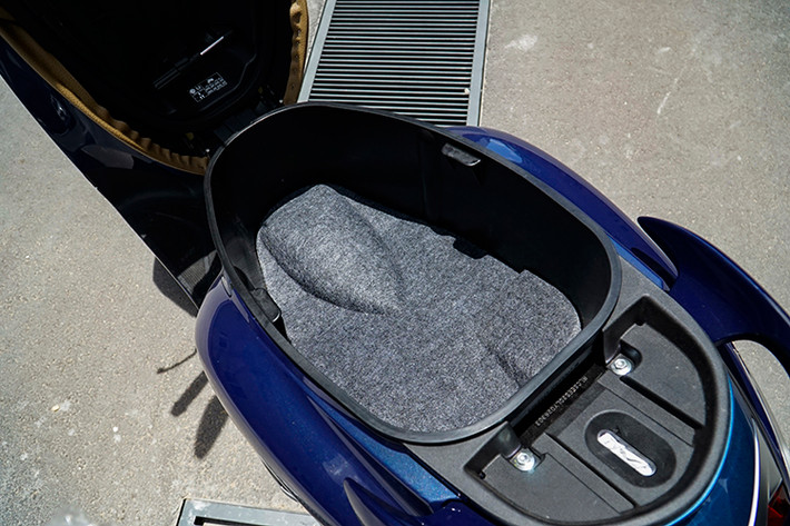 Yamaha Grande Hybrid mới vẫn sở hữu các số đo cơ bản như chiều dài 1.820 mm, rộng 685 mm và chiều cao 1.150 mm như bản thường. Dành cho phái đẹp, nên cốp xe của Yamaha Grande bản nâng cấp cũng thuộc loại rộng rãi với thể tích chứa lên đến 27 lít. Đuôi xe thay đổi hoàn toàn mang đến sự trẻ trung sành điệu cho các chị em.