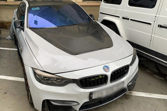Về chiếc xe thểb thao BMW M3 bị tạm giữ, đây vốn là phiên bản hiệu suất cao của dòng 3 Series. Tại Việt Nam số lượng BMW M3 được xem là cực hiếm dù chỉ có giá trị chỉ khoảng 4 tỷ đồng, nhưng không phải dân chơi nào cũng dám chi ra để sở hữu. Việc mẫu xe này bị tạm giữ đã khiến không ít người tiếc nuối.