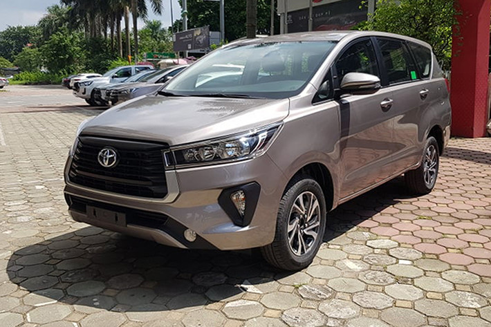 Nhằm tăng thêm sức cạnh tranh với các đối thủ trong phân khúc MPV 7 chỗ ngồi giá rẻ tại Việt Nam, Toyota Innova 2021 mới bản nâng cấp với một số điểm thay đổi nhỏ. Mẫu xe này hiện đã bắt đầu có mặt tại đại lý và sẵn sàng ra mắt tại thị trường Việt Nam trong một vài ngày tới.