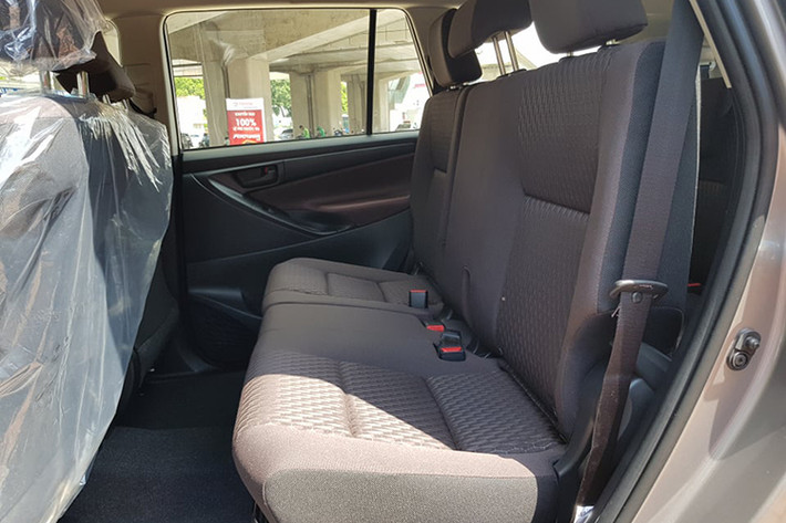 Bên cạnh đó, Toyota Innova cũng được đánh giá cao nhờ sở hữu cốp xe rất rộng với sức chứa lên đến 264 lít. Ngay cả khi hàng ghế thứ 3 để độ ngả lưng thoải mái, người dùng vẫn có thể để được 2 đến 3 vali và rất nhiều vật dụng cá nhân khác vào cốp.