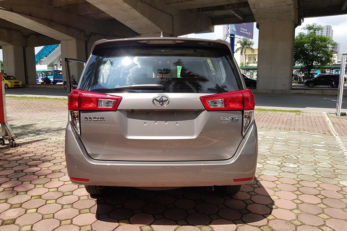 Nâng cấp trên Toyota Innova phiên bản Venturer có thể kể đến như đèn pha trước nâng cấp từ halogen lên Halogen + LED, đèn sương mù LED, có đèn chờ dẫn đường, hệ thống đèn chiếu sáng ban ngày, khởi động bằng nút bấm, bộ thiết kế Venturer thay đổi thiết kế so với trước, cảm biến hỗ trợ đỗ xe tăng từ 2 lên 6. Bản V với nâng cấp cảm biến hỗ trợ đỗ xe tăng từ 2 lên 6, có thêm hệ thống đèn chiếu sáng ban ngày và đèn sương mù LED.