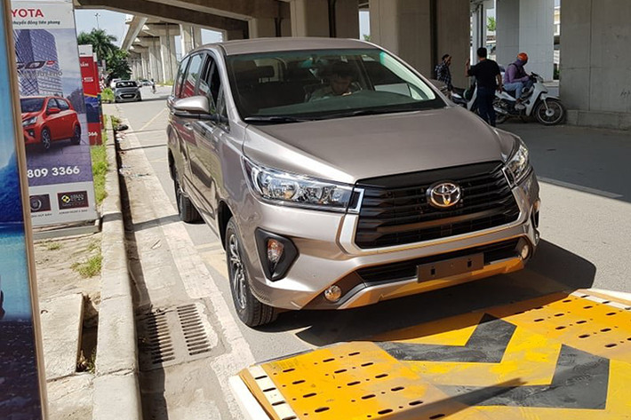Hiện tại, 4 phiên bản của Toyota Innova đang có giá bán lẻ đề xuất khởi điểm từ 771 – 971 triệu đồng. Với việc nâng cấp nhẹ, nhiều khả năng giá xe Toyota Innova 2021 sẽ không tăng nhiều hoặc thậm chí là giữ nguyên hoặc giảm nhẹ. Đó cũng là những gì Toyota Việt Nam đang làm trong năm nay, cập nhật phiên bản mới cho danh mục sản phẩm của mình nhưng vẫn giữ giá bán hấp dẫn để thu hút khách hàng.