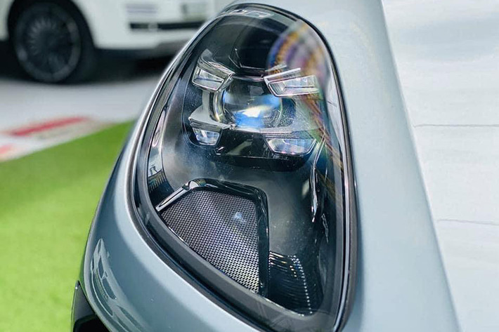 Mâm xe Macan to bản tạo nên sự cá tính, lịch lãm. Gương chiếu hậu và tay nắm cửa của mẫu xe này có cùng màu với thân xe tạo nên cảm giác liền mạch, nguyên khối. Thế hệ mới của Macan vẫn giữa được những đường nét chắc chắn phần đuôi xe. Kéo dài xuyên suốt bởi thanh led màu đỏ là cụm đèn dáng dẹp. Bộ ống xả đối xứng mang đậm chất thể thao kết hợp với cản sau màu đen được tạo hình gân guốc rất bắt mắt.