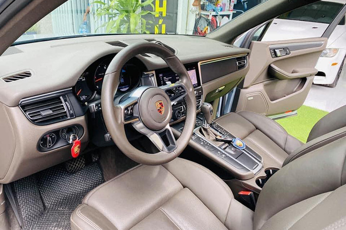 Không gian nội thất của Porsche Macan 2020 ít có mẫu xe nào trong cùng phân khúc có được bởi cách bố trí các chi tiết tinh tế, bắt mắt. Bảng taplo được thiết kế chỉn chu đến từng tiểu tiết. Các nút bấm điều khiển mô phỏng theo bàn phím của chiếc điện thoại Vertu kết hợp với những đường cắt vuông vắn, ấn tượng, nổi bật trên nền taplo tông đen.
