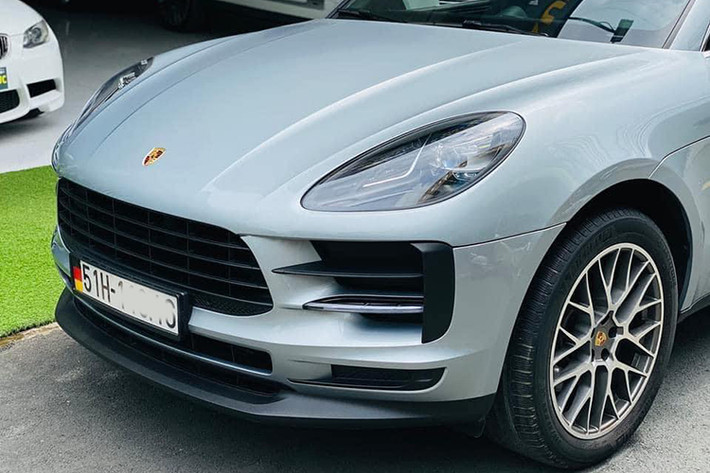 Mẫu SUV hạng sang Porsche Macan 2020 mới ra mắt thị trường Việt Nam vào tháng 7 năm ngoái. Tuy nhiên trên thị trường xe cũ mới đây đã có những chiếc xe chạy lướt được chào bán. Chiếc Macan 2020 trong bài viết này được chủ nhân ở TP HCM rao bán, xe lăn bánh chưa đến 10.000km và sở hữu ngoại hình còn khá đẹp mắt.