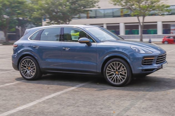 Giá xe Porsche Macan 2020 cũ chạy lướt trong bài hiện được rao bán hơn 3,8 tỷ đồng mức giá xe mới khoảng 4,5 tỷ đồng. Người rao bán cho biết, mức giá này có thể giúp chủ nhân mới tiết kiệm khoảng 700 triệu đồng. Xe lướt cũng có những ưu thế nhất định bởi theo người này, hiện tại khách hàng phải chờ tới 6 tháng để có thể nhận xe nếu đặt mua chính hãng.