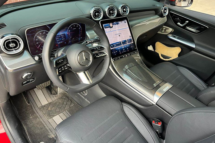 Vì là phiên bản cao nhất nên mẫu xe SUV Mercedes-Benz GLC 300 4Matic 2023 có khá nhiều trang bị đáng chú ý ở phần ngoại thất như đèn pha thích ứng Digital Light, gói trang trí AMG với các chi tiết ốp cản/ lưới tản nhiệt/ ốp pô…, mâm thể thao AMG 20 inch,…