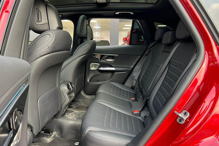 Mercedes-Benz GLC 300 4Matic 2023 vẫn trang bị khối động cơ 2.0L tăng áp kết hợp với động cơ điện 48V EQ-Boots, cung cấp công suất 258 mã lực, momen xoắn 400 Nm đi kèm hệ dẫn động 4 bánh 4 Matic. Theo nhà sản xuất xe chỉ mất 6.2 giây để tăng tốc từ 0-100km/h trước khi đạt vận tốc tối đa lên đến 240km/h.
