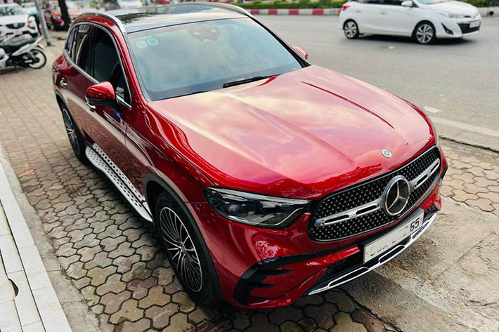 Mới đây, trên các hội nhóm mua bán xe cũ đang chào bán một chiếc xe SUV hạng sang Mercedes-Benz GLC 300 4Matic sản xuất 2023 với mức giá chỉ trên dưới 2.6 tỷ đồng, đáng chú ý mẫu xe này mới chỉ vận hành khoảng 5.000 km tức là chưa tới mốc bảo dưỡng đầu tiên.