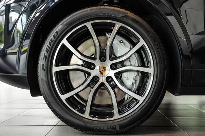 Cụm đèn hậu của xe vẫn có thiết kế tương tự như biến thể Cayenne tiêu chuẩn. Trên phiên bản Cayenne Turbo Coupe cũng được trang bị thêm hệ thống ống xả thể thao. Các tính năng tiêu chuẩn Cayenne bao gồm hệ thống treo chủ động của Porsche (PASM), gói thể thao Chrono, la zăng 20 inch, ghế thể thao chỉnh 8 hướng.