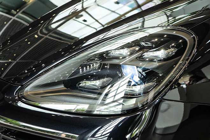 So với bản tiêu chuẩn, mẫu xe Porsche Cayenne thế hệ mới sở hữu phần mái dốc nhiều ra phía làm nhiều người liên tưởng đến mẫu Panamera. Cột A hẹp hơn, cắt vát làm tăng thêm vẻ ấn tượng của xe khi nhìn từ 2 bên.