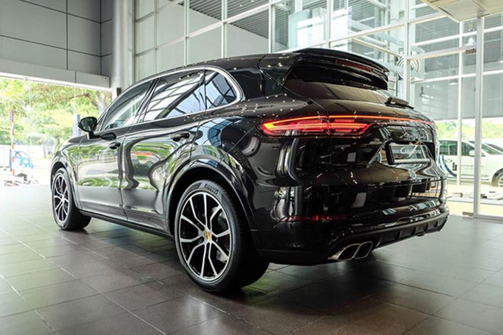 Khách hàng sẽ có 2 tùy chọn động cơ bao gồm V6 3.0L công suất 335 mã lực và mô men xoắn 450 Nm trên phiên bản tiêu chuẩn và khả năng tăng tốc từ 0 - 100 km/h trong 5,7 giây với tốc độ tối 243 km/h trên bản tiêu chuẩn. Riêng bản Cayenne Turbo Coupe sẽ sử dụng động cơ V8 4.0L tăng áp kép công suất 541 mã lực và mô men xoắn 768 Nm. Xe chỉ mất 3,7 giây để tăng tốc từ 0 - 100 km/h và tốc độ tối đa 286 km/h.