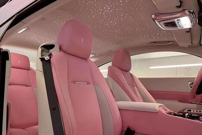 Xe siêu sang Rolls-Royce Wraith của bà Tổng giám đốc Đại Nam sử dụng khối động cơ V12, dung tích 6.6 lít, sản sinh công suất tối đa 623 mã lực tại vòng tua máy 5.600 vòng/phút và mô-men xoắn cực đại đạt 800 Nm tại dải vòng tua máy 1.500 – 5.500 vòng/phút.