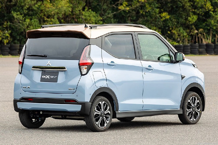Là xe điện thuộc phân khúc kei car, Mitsubishi eK X EV chạy điện cỡ nhỏ sở hữu kích thước dài x rộng x cao lần lượt là 3.400 x 1.480 x 1.600 mm và chiều dài cơ sở 2.500 mm. Như vậy, mẫu xe này có kích thước lớn hơn so với VinFast VF3 sắp bán ở Việt Nam trong khi chiều dài cơ sở chỉ kém 13 mm so với VF5 Plus.