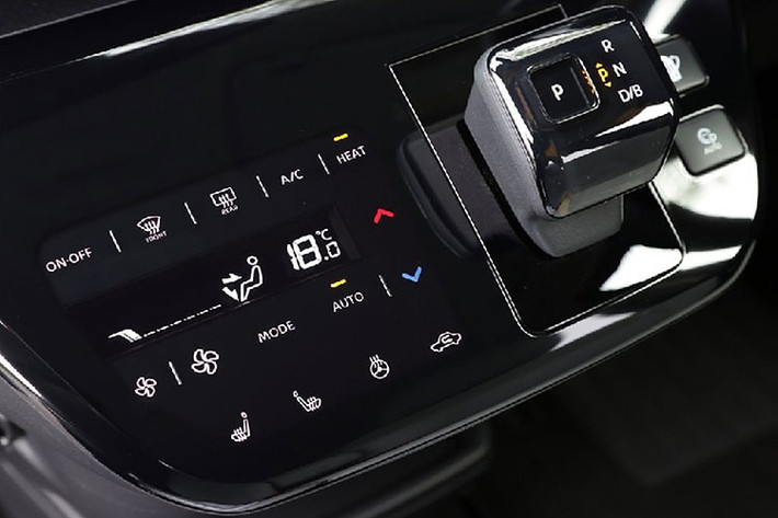 Ghế của xe được bọc da tổng hợp trong khi vô lăng có thiết kế 3 chấu, tích hợp phím chức năng. Ngoài ra, xe còn có bảng đồng hồ kỹ thuật số với màn hình LCD 7 inch, màn hình cảm ứng trung tâm 9 inch, cần số điện tử, điều hòa chỉnh bằng màn hình cảm ứng, phanh tay điện tử và tự động giữ phanh tạm thời.