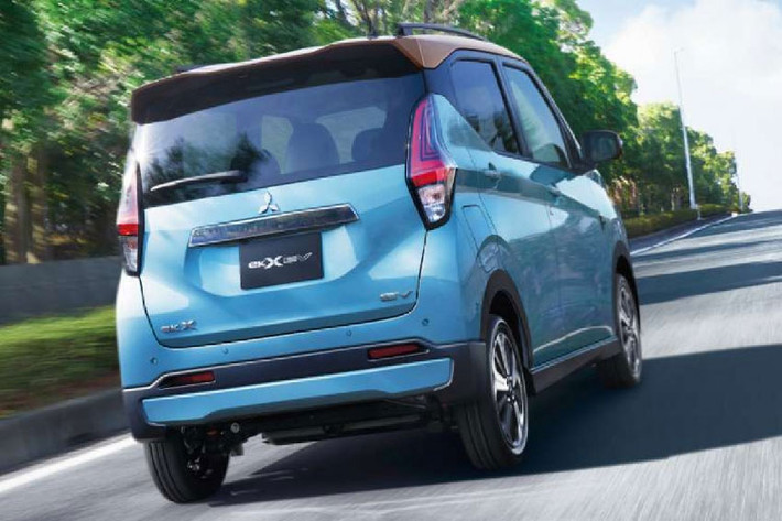 Mitsubishi eK Cross EV có thể dùng cả sạc nhanh lẫn sạc chậm. Với sạc chậm AC, thời gian sạc đầy pin sẽ là 8 tiếng đồng hồ. Với sạc nhanh DC, thời gian tăng dung lượng pin lên 80% là 40 phút. Người lái cũng có thể dùng Mitsubishi eK Cross EV để cung cấp điện cho ngôi nhà mình trong thời gian 1 ngày.