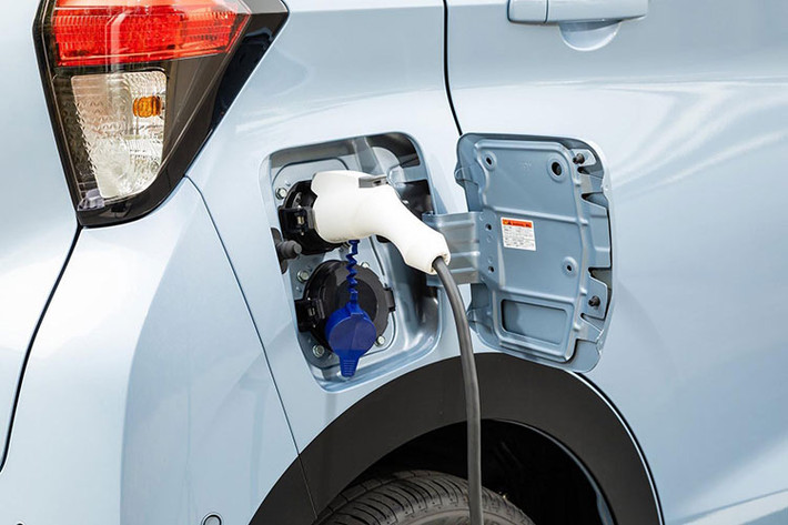 Thêm vào đó là hệ thống đèn 2 tầng trên đầu xe, giống với Mitsubishi Xpander đời cũ. Tầng trên là dải đèn LED định vị ban ngày mỏng hẹp và tầng dưới là cụm đèn pha nằm dọc. Ngoài ra, xe còn có cản trước đi kèm đèn sương mù, ốp gầm giả bên dưới. Bên sườn xe sở hữu đường dập gân kéo dài từ chắn bùn trước đến đèn hậu và bộ vành hợp kim 15 inch với thiết kế 5 chấu kép, phay xước 2 màu.