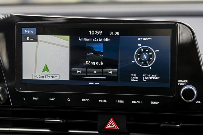 Elantra thế hệ mới sở hữu một không gian hiện đại, giàu công nghệ và hướng tới người lái. Tiêu biểu là màn hình giải trí trung tâm dạng cảm ứng 10,25 inch, thiết kế kéo dài nối liền màn hình kỹ thuật số Digital 10,25 inch phía sau vô-lăng, giúp tối ưu khả năng quan sát cho người cầm lái. Đặc biệt, màn hình kỹ thuật số còn hiển thị chủ đề theo Drivemode của xe hoặc theo sở thích của chủ nhân.