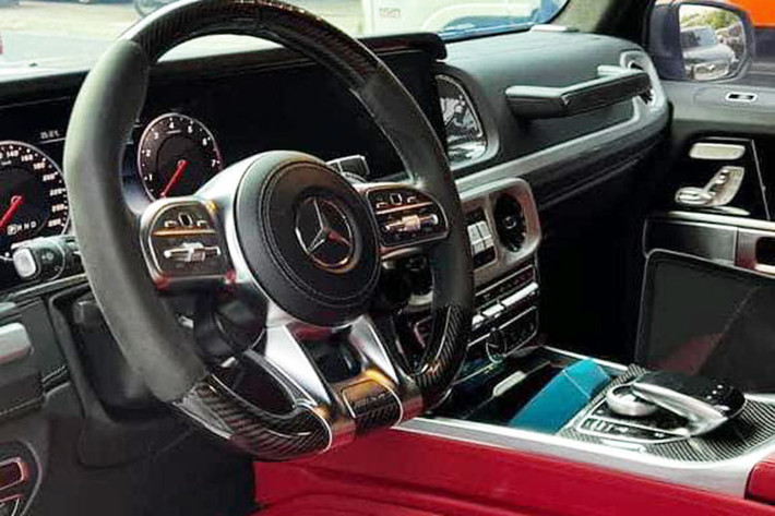 Chiếc xe SUV này vẫn có các trang bị cao cấp như 2 màn hình kép kích thước 12,3 inch, cửa sổ trời, đèn viền nội thất và hệ thống âm thanh Burmester. Vô-lăng ba chấu loại tiêu chuẩn thay vì là AMG như trên G63, tích hợp các phím hỗ trợ người lái và lẫy chuyển số, ghế ngồi trên xe được trang bị chức năng nhớ vị trí và làm mát.