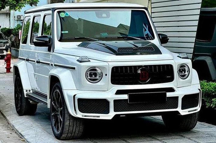 Mới đây, một chiếc xe SUV hạng sang Mercedes-Benz G350d độ Brabus đầu tiên và độc nhất tại Việt Nam đã xuất hiện trên sàn xe cũ Hà Nội. Chiếc Mercedes-Benz G350d máy dầu trong bài viết này được đưa về Việt Nam vào giữa năm 2021, ngay sau đó chiếc xe này đã được một đại gia Hà Nội chi hàng trăm triệu đồng để lột xác như hiện nay.