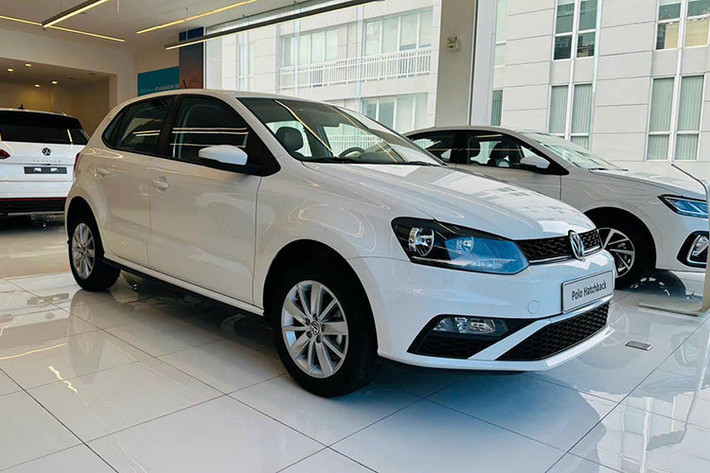 Volkswagen Polo tại Việt Nam ra mắt đã lâu nhưng không mạnh bằng các mẫu xe Nhật bởi mức giá có phần cao hơn, dẫn đến sức mua khá thấp. Và trong thời điểm hiện tại để kích cầu doanh số mà một đại lý đã chào bán mẫu xe này rẻ hơn gần 145 triệu đồng so với giá đề xuất.