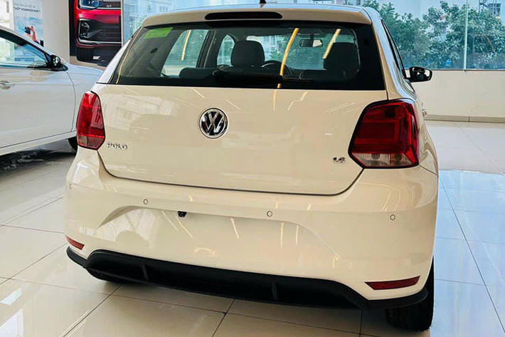 Trong khi đó những mẫu xe cùng phân khúc như Toyota Yaris, Mazda 2 đều đã được trang bị những công nghệ hiện đại hợp thời, chưa kể một số mẫu xe trong tầm giá 500 đến 700 triệu đồng đều đã có tính năng an toàn, hỗ trợ lại chủ động như phanh tự động, đèn pha thích ứng, ga tự động thích ứng, giảm thiểu chệch làn đường, hỗ trợ giữ làn đường…