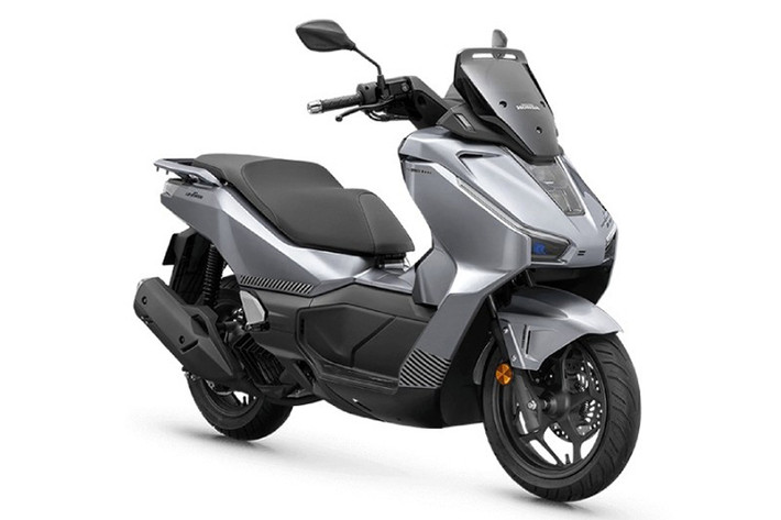 Khác biệt giữa hai phiên bản này là bản Touring được trang bị hộp đựng đồ phía sau dung tích 38 lít cùng các phụ kiện hỗ trợ cho việc di chuyển đường dài như kính chắn gió cao, giá đỡ thiết bị và giá đỡ đèn rọi.