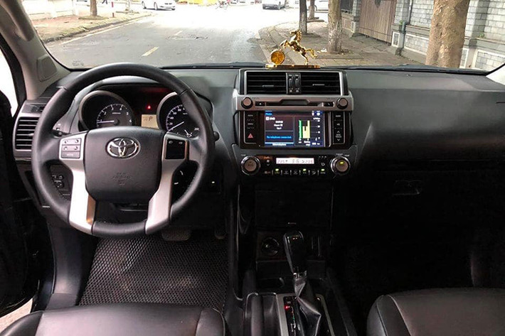 Về nội thất, Toyota Prado 2015 TXL sử dụng vô lăng bọc da 4 chấu tích hợp các phím bấm bao gồm; điều khiển hệ thống âm thanh, phím đàm thoại rảnh tay thông qua kết nối Bluetooth, phím điều khiển màn hình đa thông tin MID. Bảng đồng hồ optitron hiển thị sắc nét được thiết kế mới sang trọng tích hợp màn hình đa thông tin TFT màu.