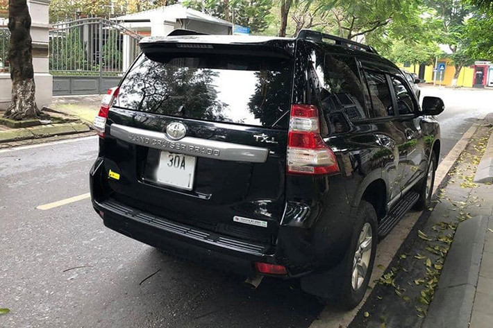Toyota Land Cruiser Prado tại Việt Nam sở hữu động cơ xăng 2TR-FE 2.7L 4 xy lanh thẳng hàng cho công suất tối đa 164 mã lực và mô-men xoắn cực đại 246Nm. Đi kèm với động cơ này là hộp số tự động 6 cấp và hệ thống dẫn động 4 bánh toàn thời gian có trang bị khóa vi sai trung tâm hạn chế trượt TORSEN, hỗ trợ tối đa khả năng off-road.