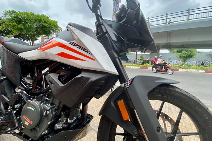 Về ngoại hình, KTM 390 Adventure tại Việt Nam sở hữu kích thước tổng thể 2.154 x 900 x 1.400 mm (dài x rộng x cao), chiều dài cơ sở 1.430 mm. So với Kawasaki Versys-X 300, 390 Adventure ngắn hơn 16 mm, rộng hơn 40 mm và thấp hơn 10 mm. Khối lượng của 390 Adventure nhẹ hơn Versys-X 300 17 kg, đạt mức 158 kg.